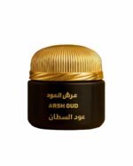 دخون عود السلطان No.2 داخل علبة ذهبية فاخرة، يُبرز عود نيبالي فاخر ولمسة عمانية تراثية.