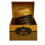 دخون عود السلطان No.2 داخل علبة ذهبية فاخرة، يُبرز عود نيبالي فاخر ولمسة عمانية تراثية.