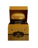 دخون عود السلطان No.2 داخل علبة ذهبية فاخرة، يُبرز عود نيبالي فاخر ولمسة عمانية تراثية.
